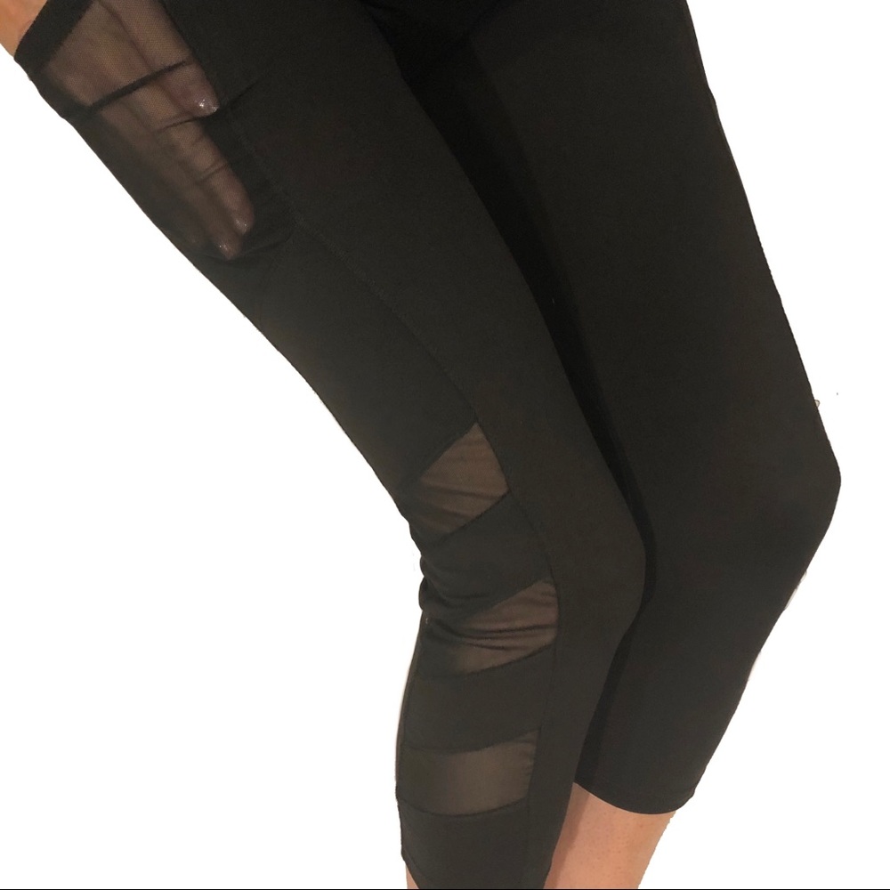 BLACK CROPPED LEGGINGS W/ MESH PANELS AND POCKETS - Picture 2 of 5